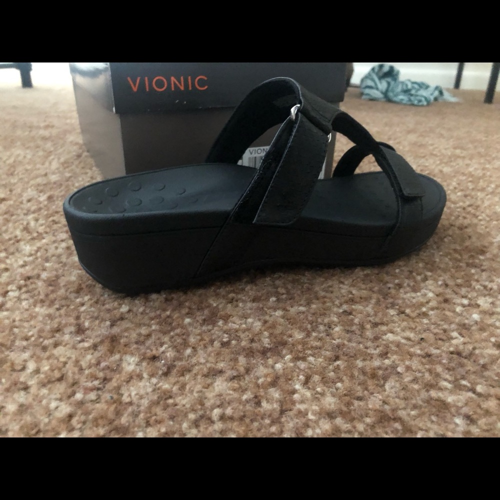 Vionic Ellie sandals in black, size 11